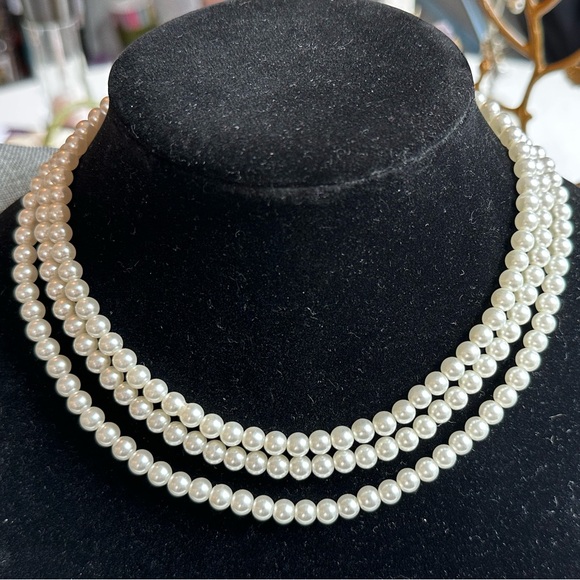 SALE!!!!  EUC! Vintage 3 Strand Fashion Pearl Necklace - Picture 2 of 9